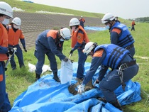 土嚢づくり作業も実施