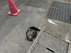 道路陥没の写真