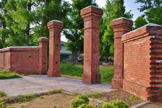 旧諸岡家住宅煉瓦門及び塀