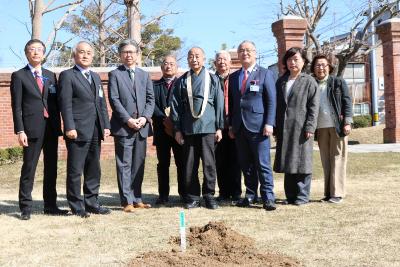 「龍ケ崎のシダレザクラ」植樹式に参加した皆さん