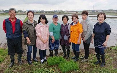 田植えメンバーで集合写真