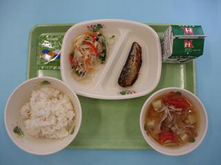 ご飯・お茶ふりかけ・牛乳・いわしのしょうが煮・蒸し鶏と春雨のサラダ・とんトマ味噌汁