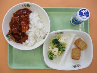 ハヤシライス(ご飯)・発酵乳・豆腐ナゲット・花野菜サラダ