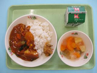 野菜カレーライス(麦ご飯)・牛乳・福神漬け・ソーダゼリーミックス