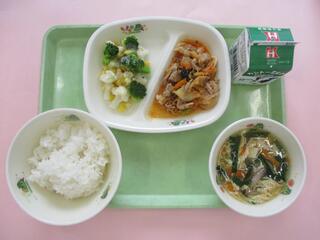 ご飯・牛乳・豚キムチ・花野菜サラダ・にら玉汁