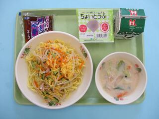 冷やし中華(冷やしソフト中華麺・具・パックスープ)・牛乳・豆乳ごまスープ・冷ややっこ