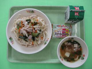 冷やしうどん(冷やしソフトめん・ 冷やしうどんの具・パックめんつゆ)・ 牛乳 ・どさんこ汁 ・米粉スイートポテト