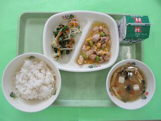 親子丼(ご飯・親子煮)・牛乳・ 小松菜のおひたし・ 豆腐とわかめのみそ汁