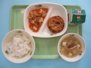 ご飯・ 牛乳・ 米粉野菜チヂミ・ トッポギ炒め・ サムゲタン風スープ