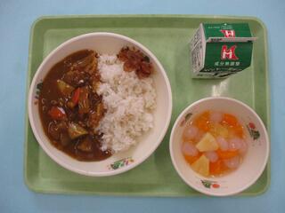 根菜カレーライス （麦ご飯）・ 牛乳 ・福神漬け・ こんにゃくゼリーミックス