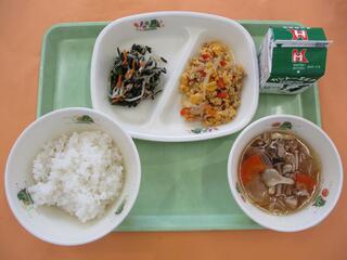 肉たまごそぼろ丼 （ご飯・肉たまごそぼろ）・ 牛乳・ のり酢和え・ きのこ汁