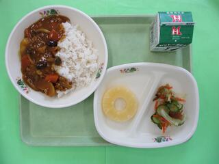 カレーライス（麦ご飯）・ 牛乳・ 福神漬け和え・ パインアップル