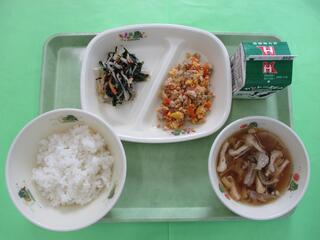 肉たまごそぼろ丼 （ご飯・肉たまごそぼろ）・ 牛乳・ のり酢和え・ きのこ汁