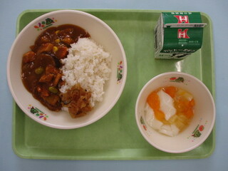 夏野菜カレーライス（麦ご飯）・牛乳・福神漬け・杏仁フルーツ