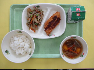 ご飯・牛乳・白身魚フライ・五目きんぴら・かぼちゃ団子汁 小学生