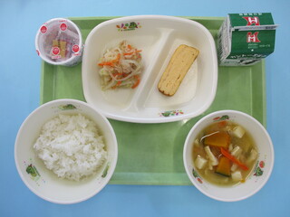 ご飯・牛乳・厚焼き玉子・ゆず風味サラダ・かぼちゃの味噌汁・納豆