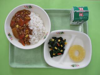 チキンカレーライス(麦ご飯)・牛乳・ほうれん草とコーンのソテー・パインアップル