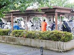 雨の中の登校風景