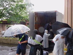 雨の中、荷積み