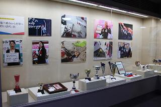 各大会のトロフィーなどの展示品