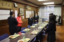 給食で中学生と交流